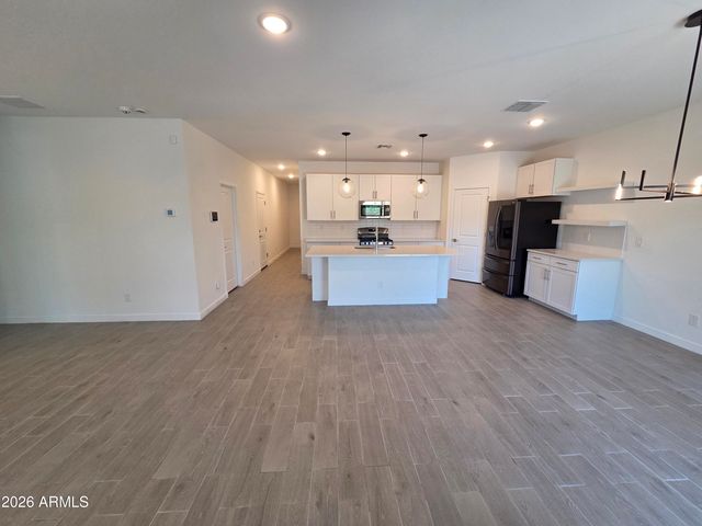 8631 W AUGUSTA Avenue, Glendale, AZ 85305