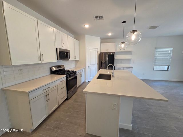 8631 W AUGUSTA Avenue, Glendale, AZ 85305