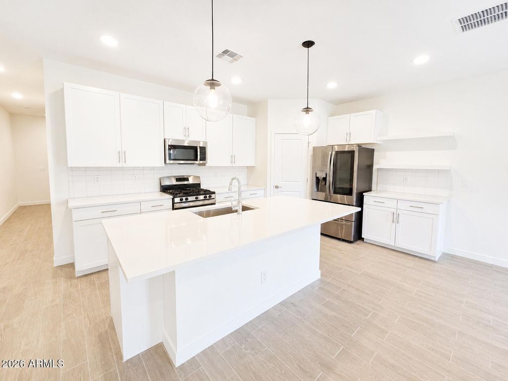 8631 W AUGUSTA Avenue, Glendale, AZ 85305 — photo 2