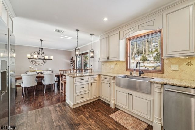 6 Browning Ct, Roseland Boro, NJ 07068