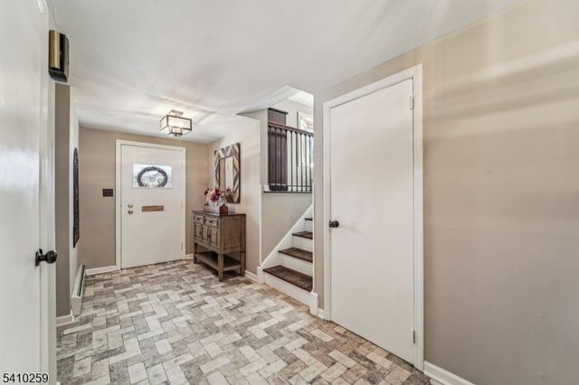 6 Browning Ct, Roseland Boro, NJ 07068