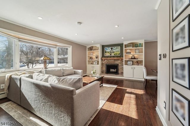 6 Browning Ct, Roseland Boro, NJ 07068