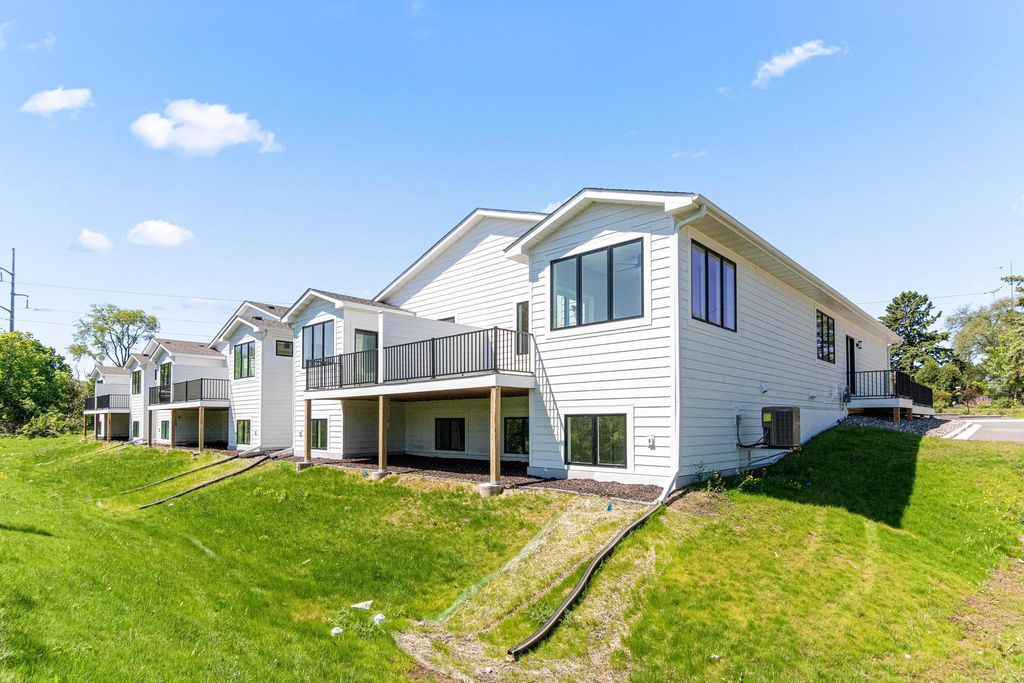 2454 County Road D W, Roseville, MN 55112