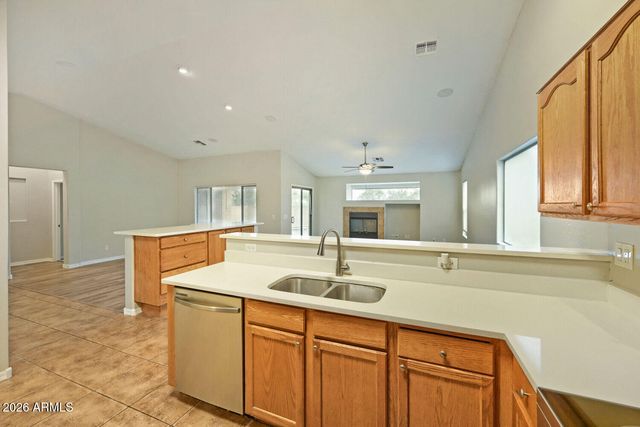 906 W DESERT HOLLOW Drive, San Tan Valley, AZ 85143