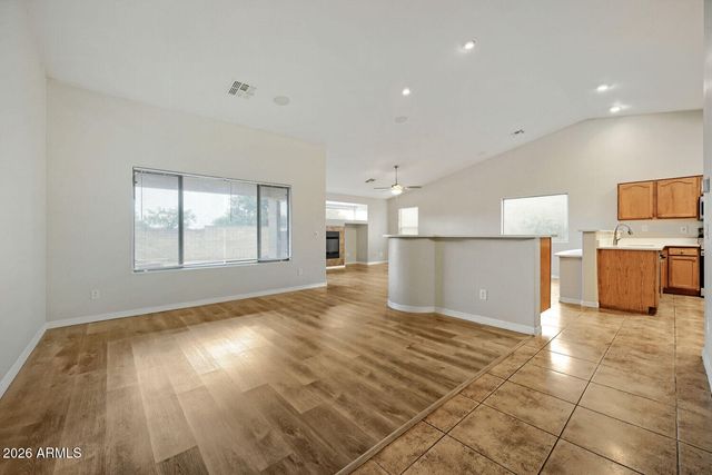 906 W DESERT HOLLOW Drive, San Tan Valley, AZ 85143