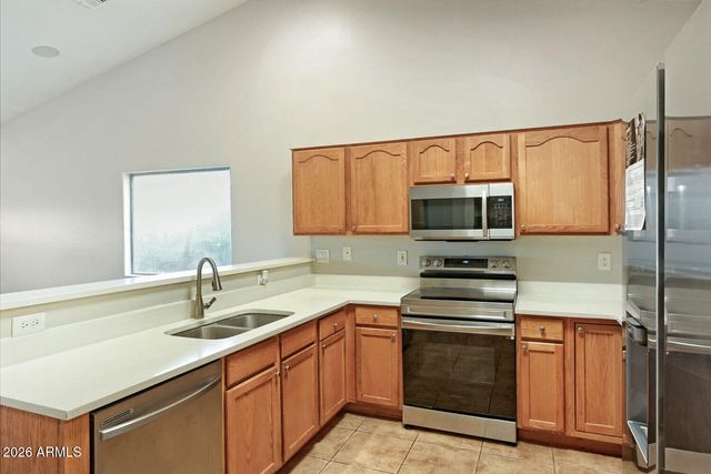 906 W DESERT HOLLOW Drive, San Tan Valley, AZ 85143