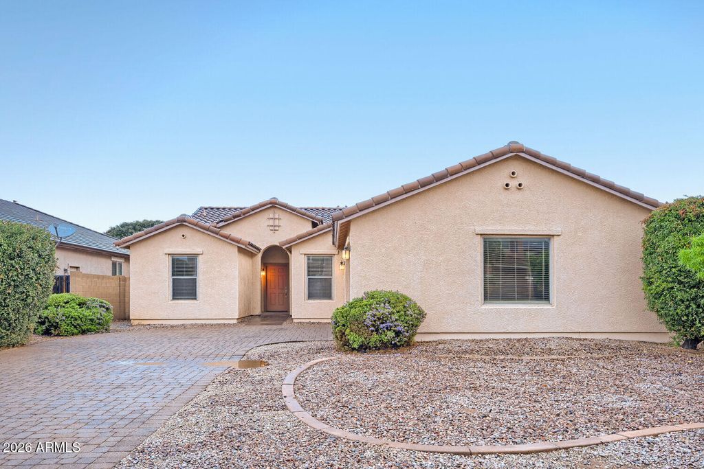 906 W DESERT HOLLOW Drive, San Tan Valley, AZ 85143