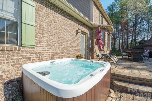 4852 Brookridge Drive NE, Hickory, NC 28601