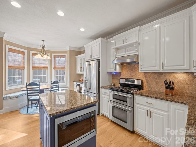 4852 Brookridge Drive NE, Hickory, NC 28601