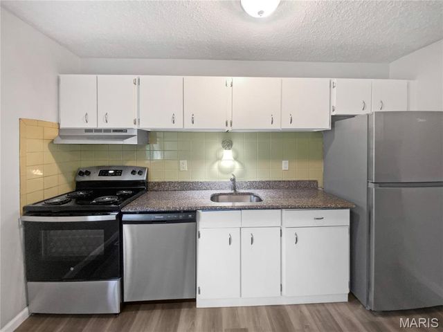 2540 Courtyard Place, Florissant, MO 63031