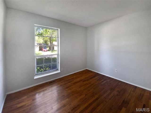 2540 Courtyard Place, Florissant, MO 63031