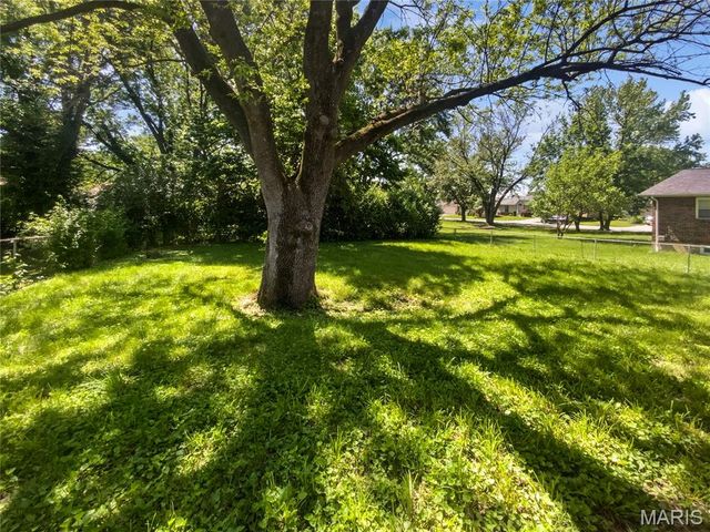 2540 Courtyard Place, Florissant, MO 63031
