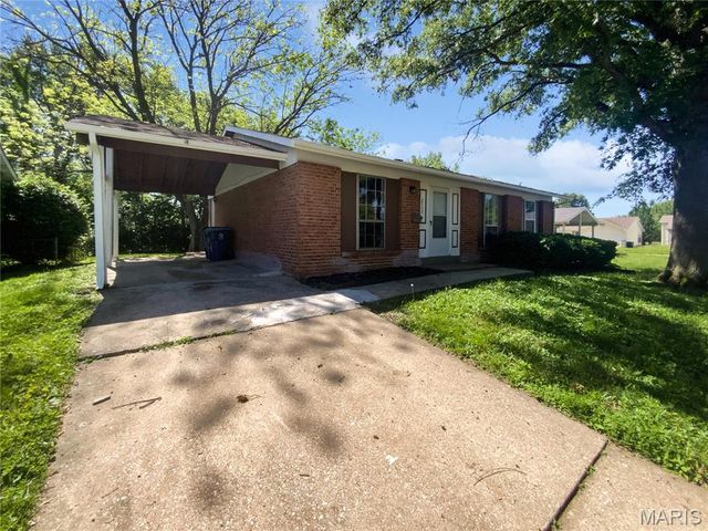 2540 Courtyard Place, Florissant, MO 63031