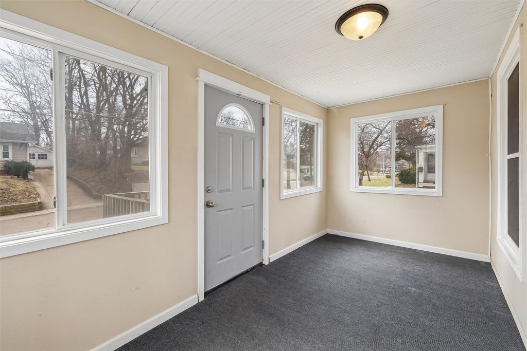 709 Pleasant View Drive, Des Moines, IA 50315