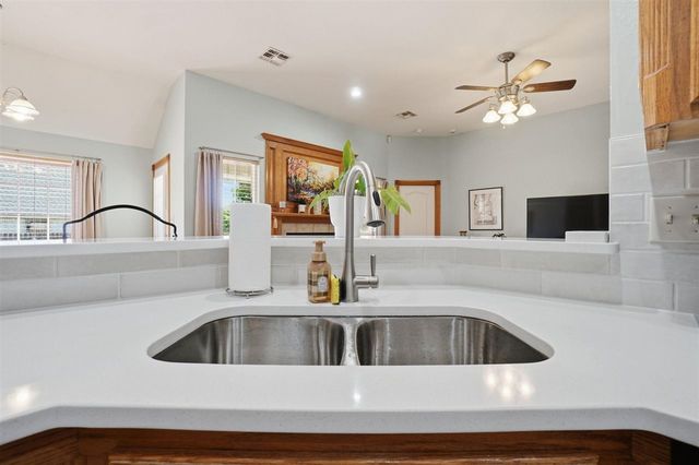 303 Azalea Ln, Cache, OK 73527