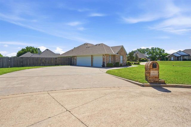 303 Azalea Ln, Cache, OK 73527