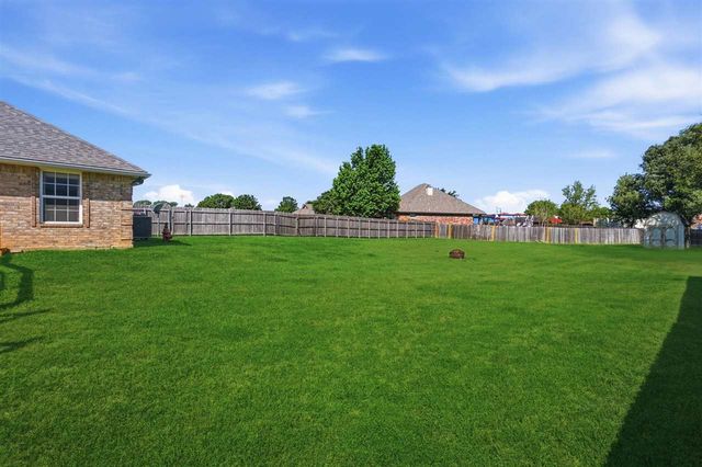 303 Azalea Ln, Cache, OK 73527