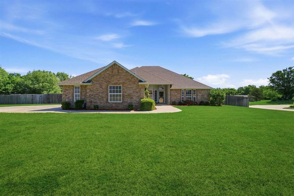 303 Azalea Ln, Cache, OK 73527