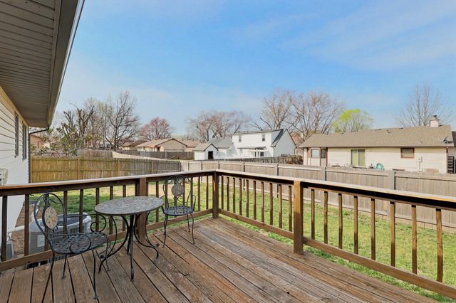 403 N Basswood Ln, Haysville, KS 67060