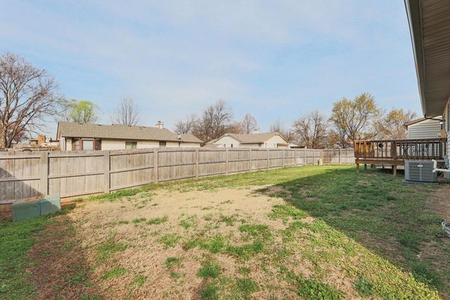 403 N Basswood Ln, Haysville, KS 67060