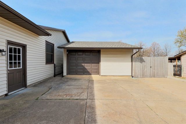 403 N Basswood Ln, Haysville, KS 67060