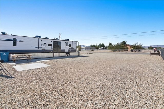 886 S San Pedro Road, Golden Valley, AZ 86413