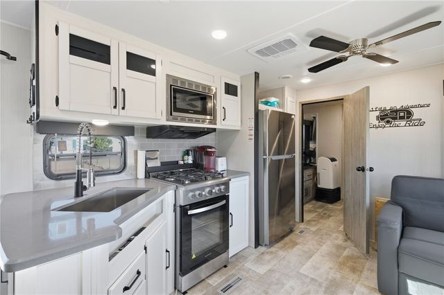 886 S San Pedro Road, Golden Valley, AZ 86413