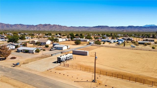 886 S San Pedro Road, Golden Valley, AZ 86413