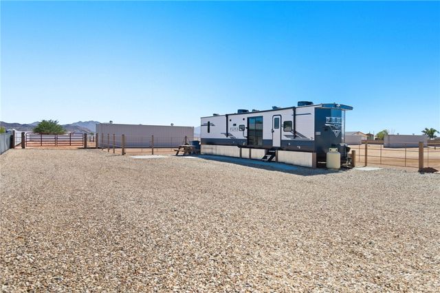 886 S San Pedro Road, Golden Valley, AZ 86413