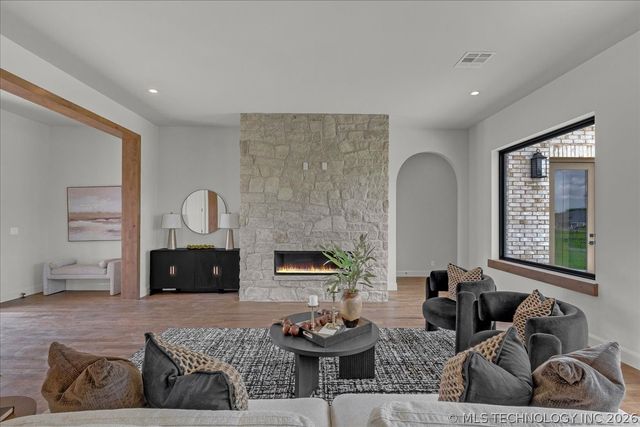 17683 E White Tail Cove, Owasso, OK 74055