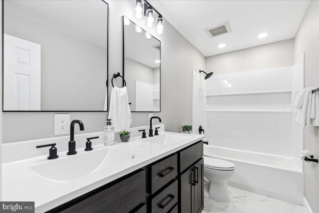 Image 13 of property listing at 456 RUTH RD, Arnold, MD 21012