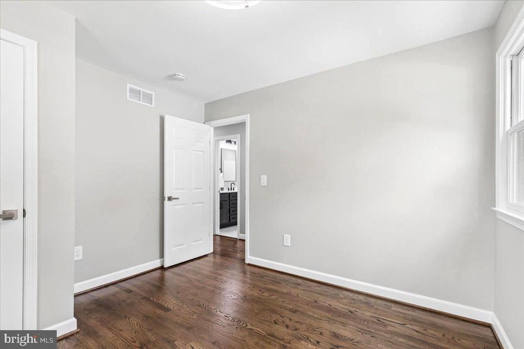 Image 17 of property listing at 456 RUTH RD, Arnold, MD 21012