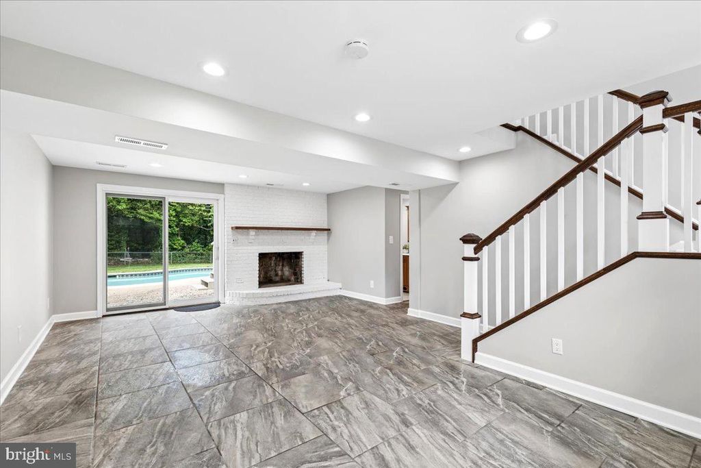 Image 19 of property listing at 456 RUTH RD, Arnold, MD 21012