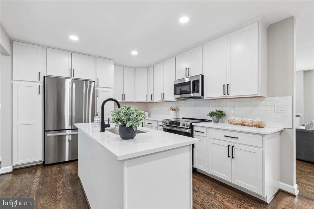 Image 3 of property listing at 456 RUTH RD, Arnold, MD 21012