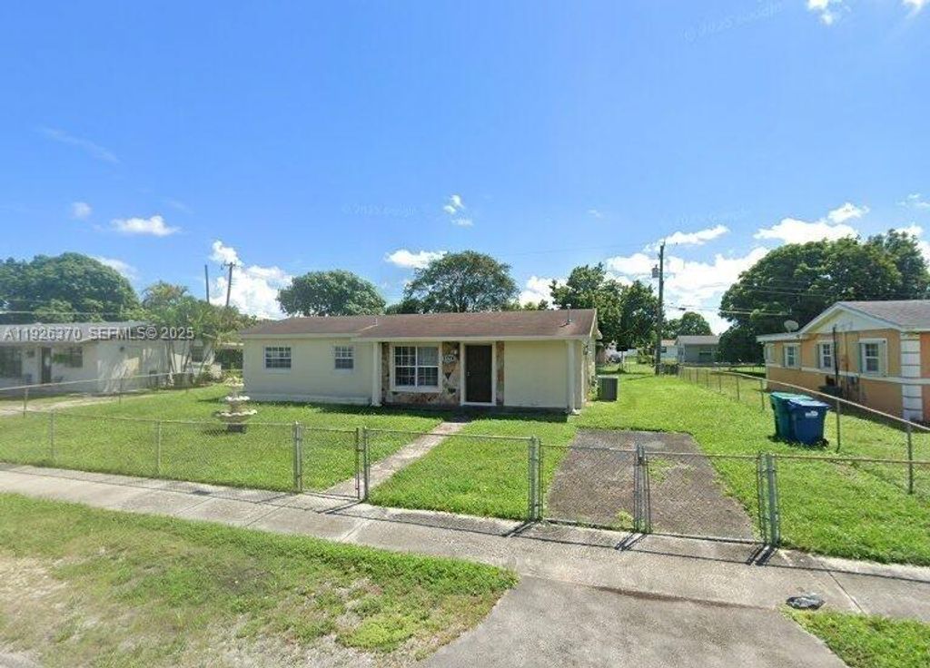 3222 NW 182nd St, Miami Gardens, FL 33056