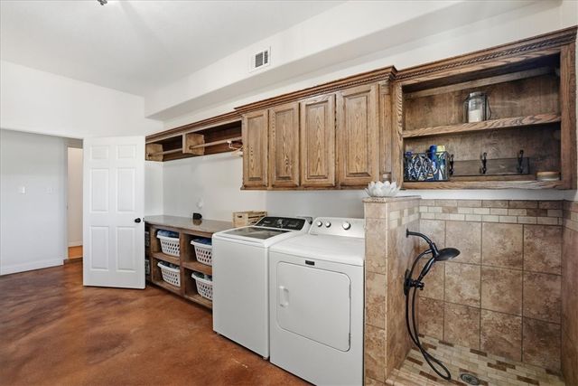 279 County Road 302, George West, TX 78022