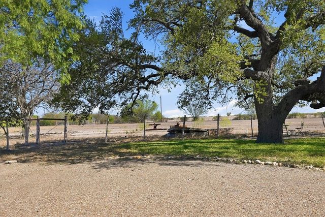 279 County Road 302, George West, TX 78022