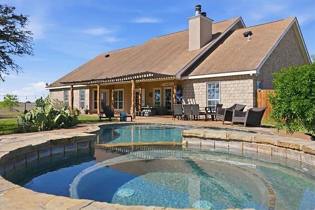 279 County Road 302, George West, TX 78022