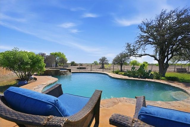 279 County Road 302, George West, TX 78022