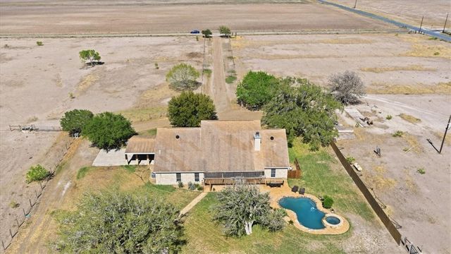 279 County Road 302, George West, TX 78022