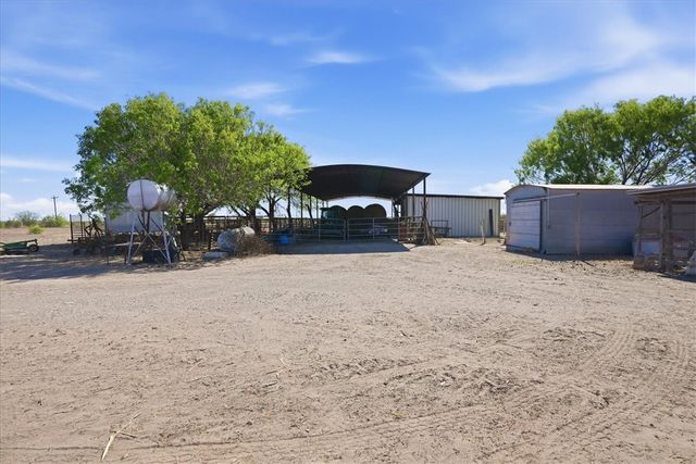 279 County Road 302, George West, TX 78022