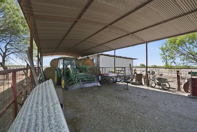 279 County Road 302, George West, TX 78022