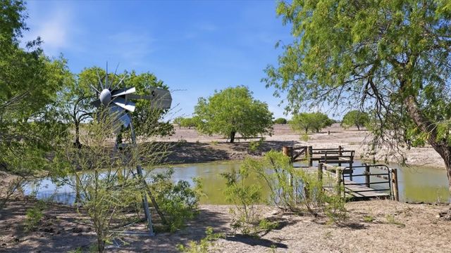 279 County Road 302, George West, TX 78022