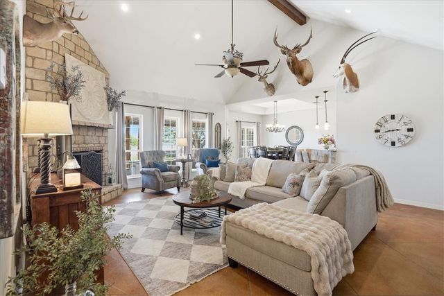 279 County Road 302, George West, TX 78022