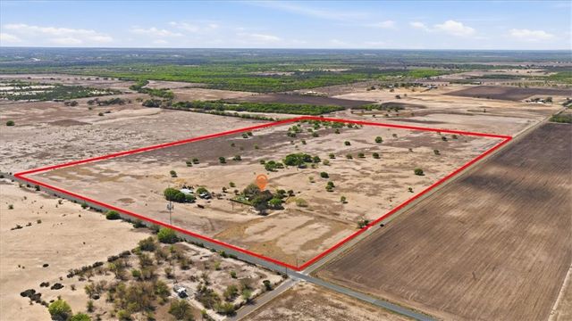 279 County Road 302, George West, TX 78022