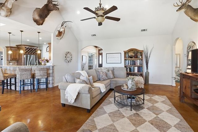 279 County Road 302, George West, TX 78022