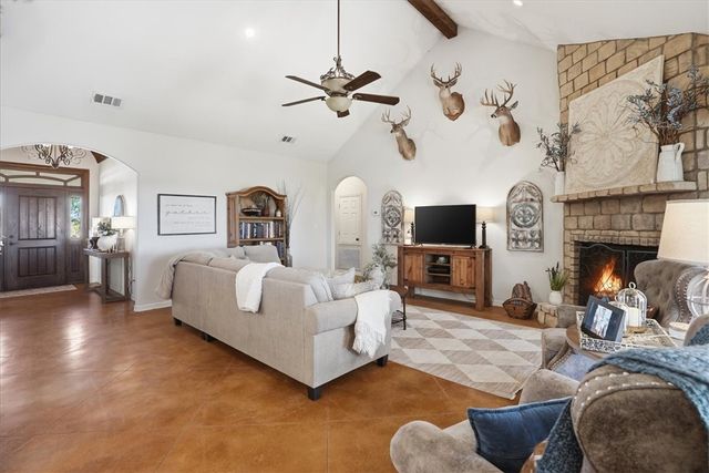 279 County Road 302, George West, TX 78022