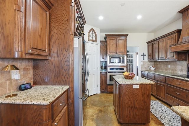 279 County Road 302, George West, TX 78022