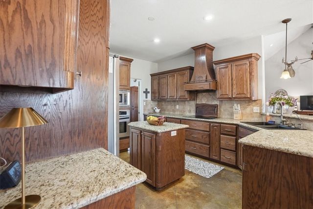 279 County Road 302, George West, TX 78022