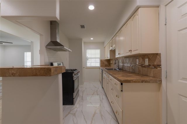 11810 Fieldcrest Drive, La Porte, TX 77571